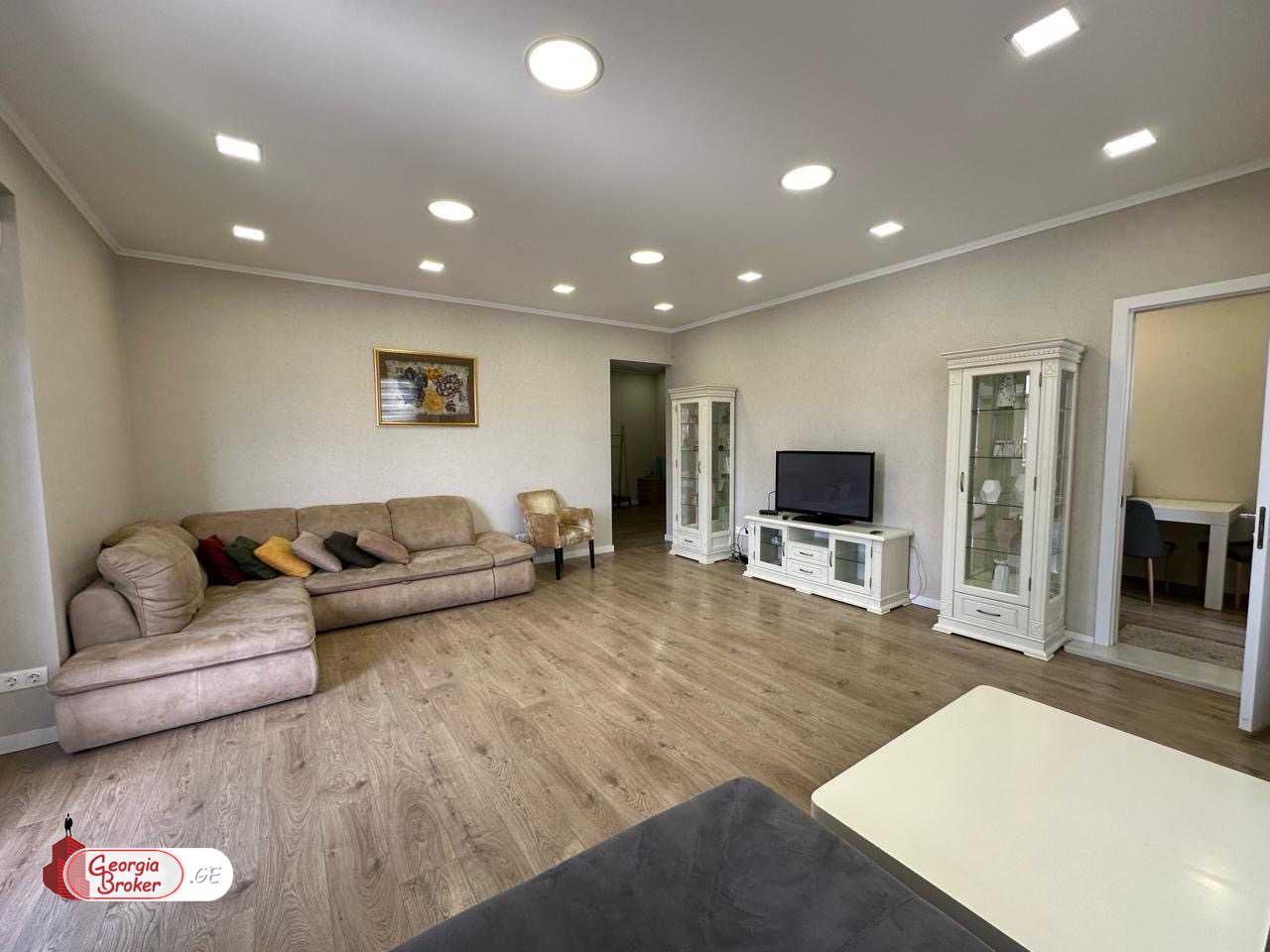 продается квартира с новым ремонтом 3-комнаты