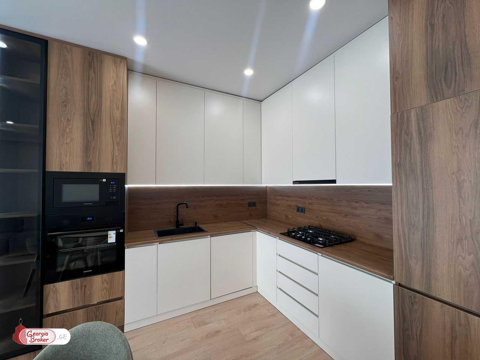 продается квартира с новым ремонтом 3-комнаты