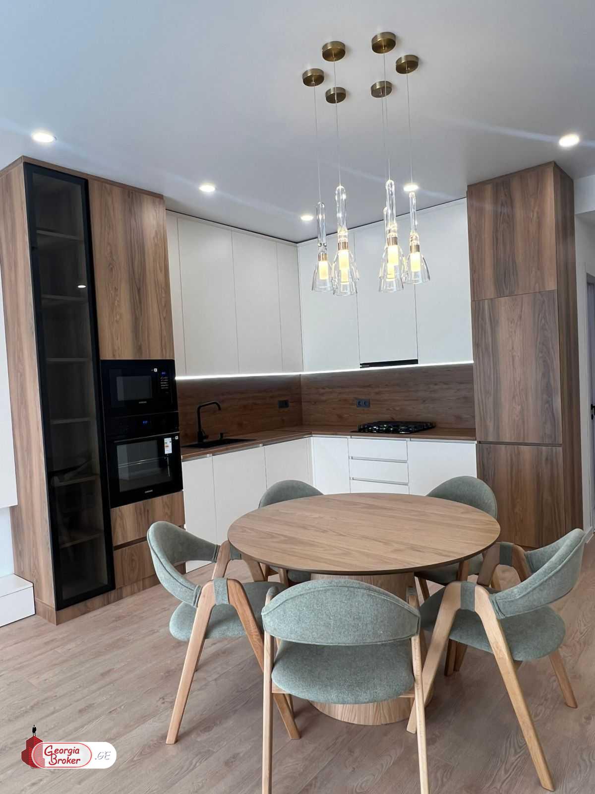 продается квартира с новым ремонтом 3-комнаты