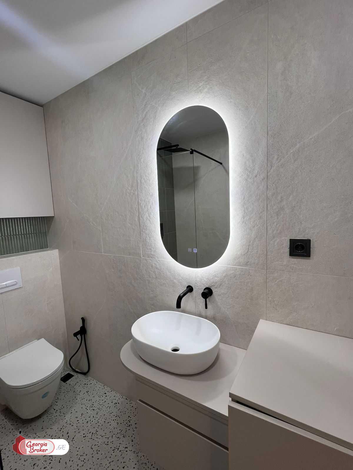 продается квартира с новым ремонтом 3-комнаты