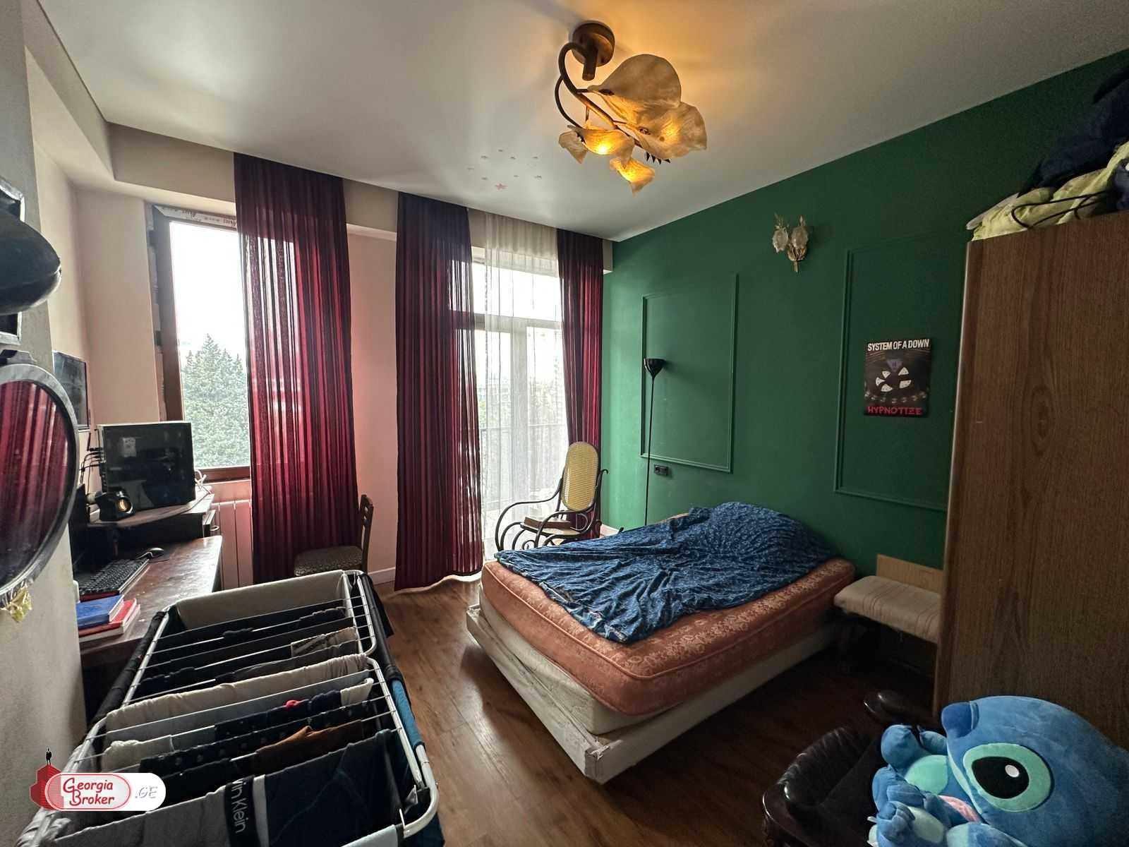 продается квартира с новым ремонтом 4-комнаты