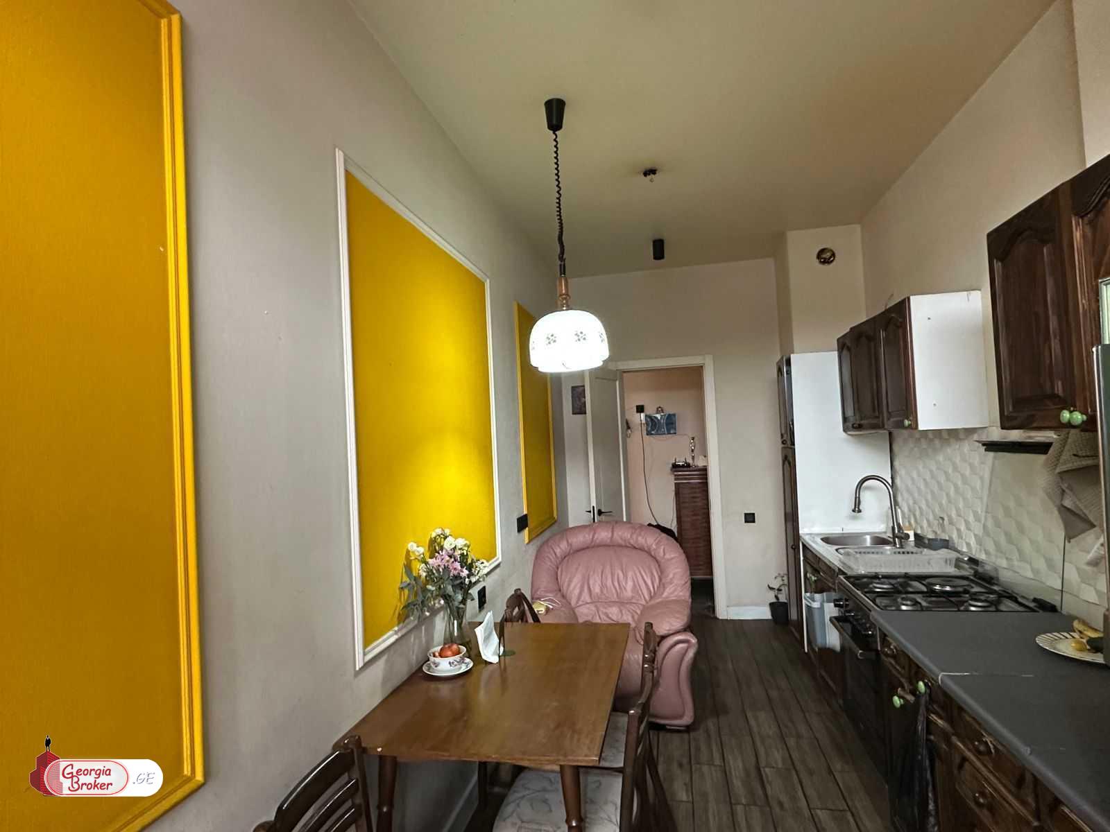 продается квартира с новым ремонтом 4-комнаты