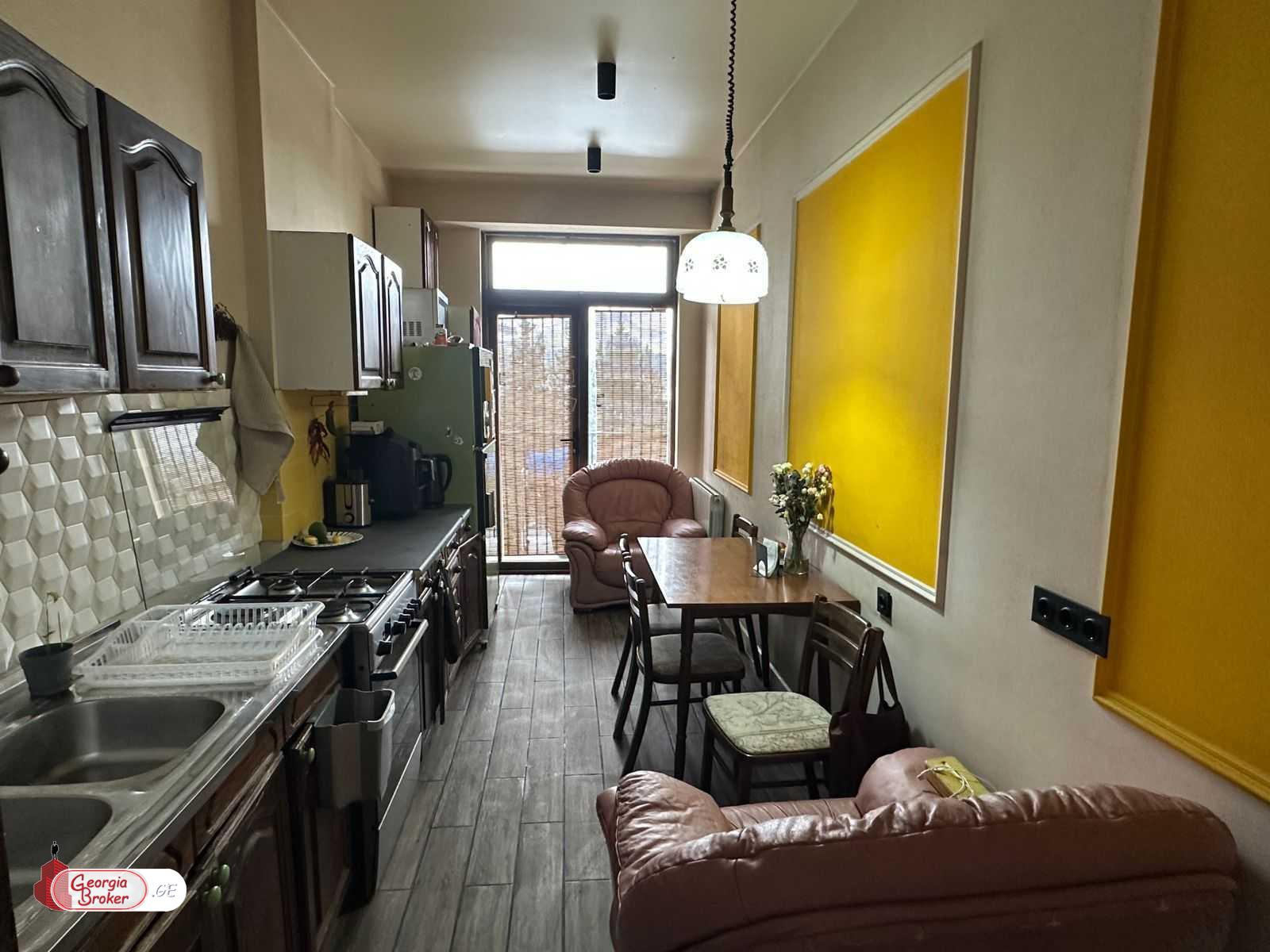 продается квартира с новым ремонтом 4-комнаты