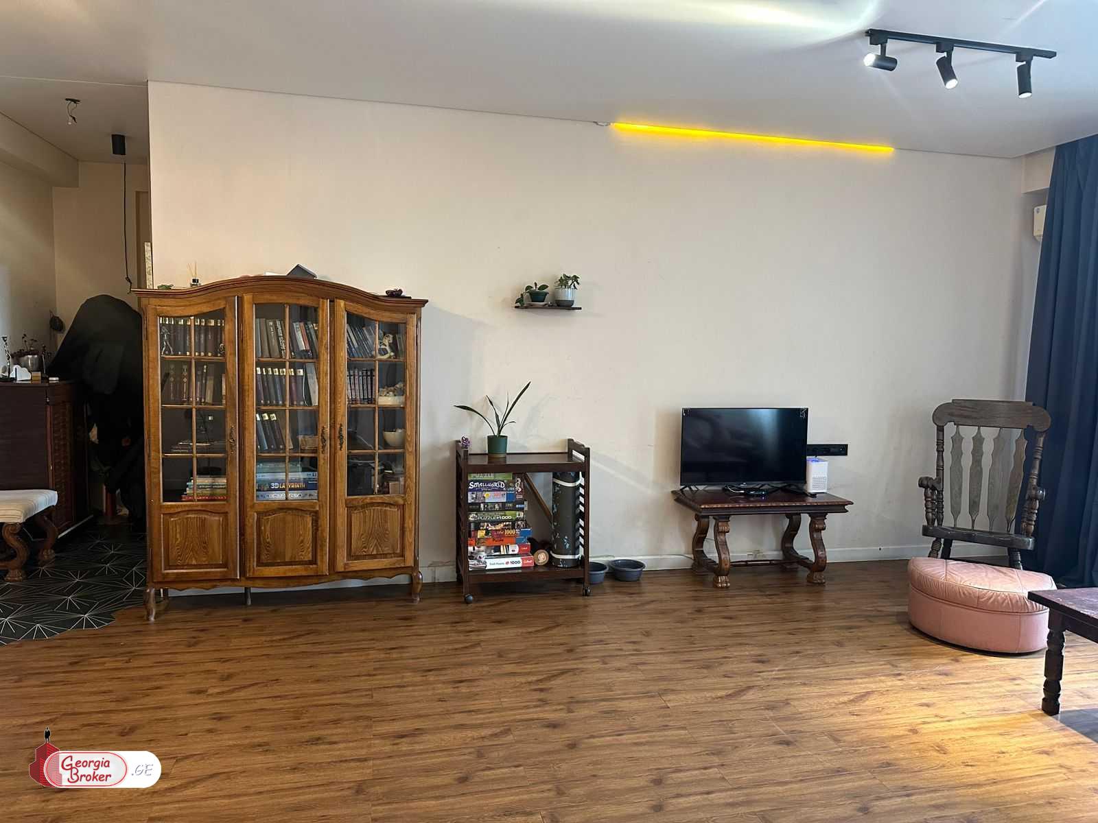 продается квартира с новым ремонтом 4-комнаты