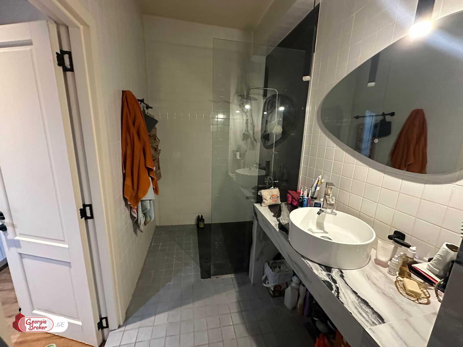 продается квартира с новым ремонтом 4-комнаты