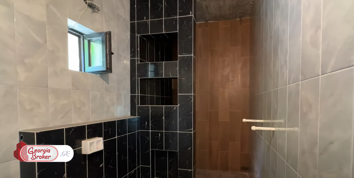 იყიდება ახალი აშენებული 8 ოთახიანი აგარაკი არმაზის ხეობაში