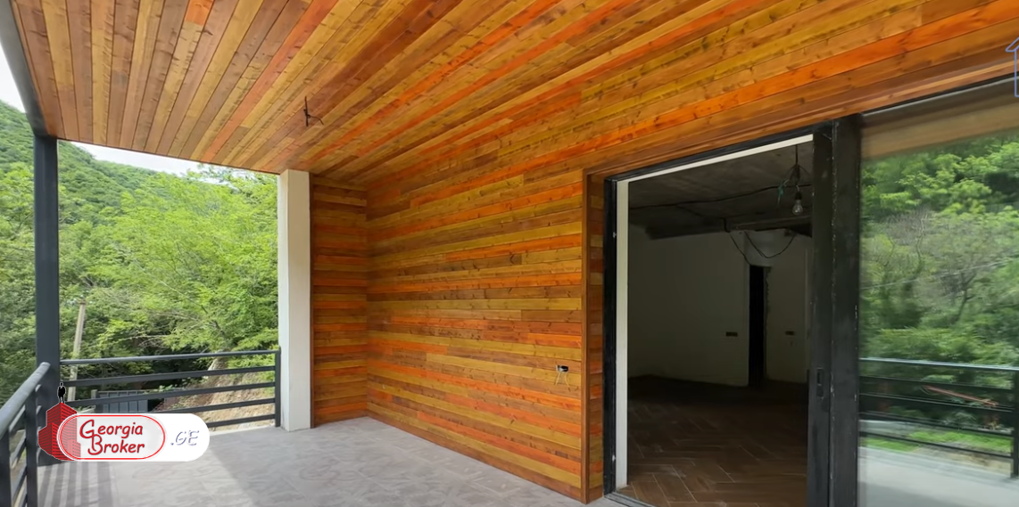 იყიდება ახალი აშენებული 8 ოთახიანი აგარაკი არმაზის ხეობაში