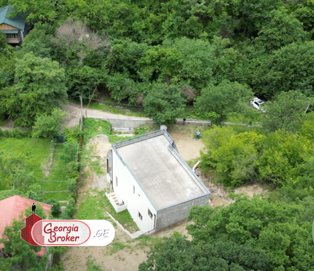 იყიდება ახალი აშენებული 8 ოთახიანი აგარაკი არმაზის ხეობაში