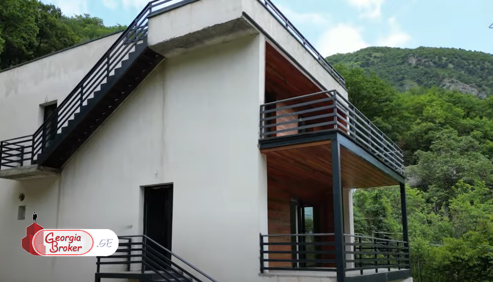 იყიდება ახალი აშენებული 8 ოთახიანი აგარაკი არმაზის ხეობაში