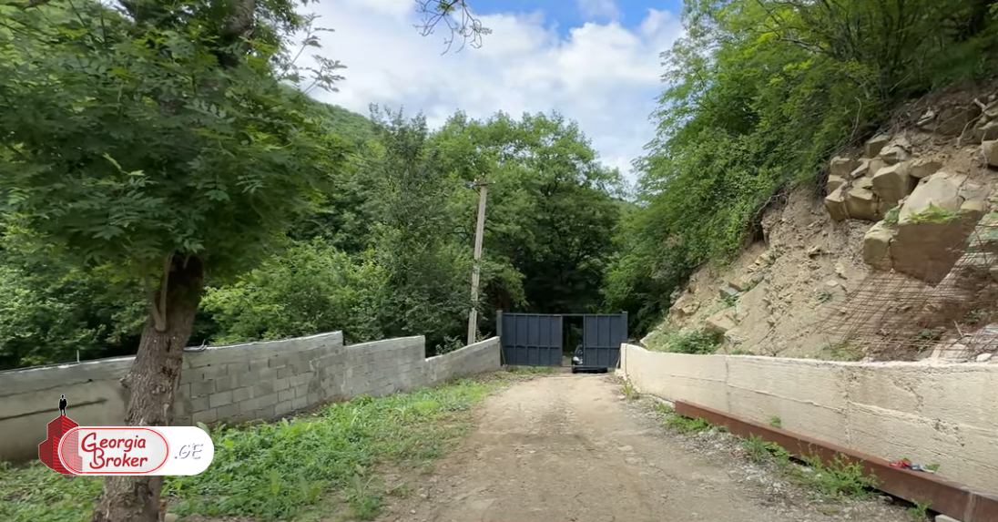 იყიდება ახალი აშენებული 8 ოთახიანი აგარაკი არმაზის ხეობაში