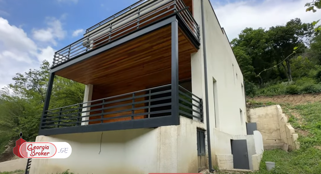 იყიდება ახალი აშენებული 8 ოთახიანი აგარაკი არმაზის ხეობაში