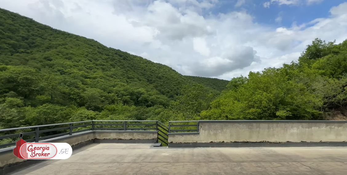 იყიდება ახალი აშენებული 8 ოთახიანი აგარაკი არმაზის ხეობაში