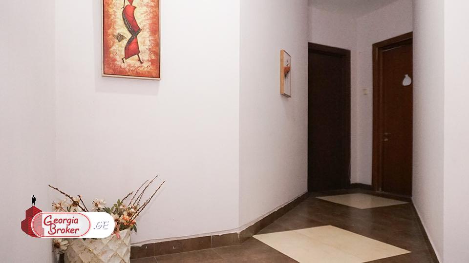 იყიდება ახალი გარემონტებული 4 ოთახიანი ბინა მრგვალ ბაღთან,  ვაკეში.