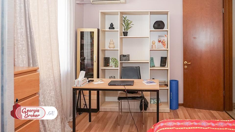 იყიდება ახალი გარემონტებული 4 ოთახიანი ბინა მრგვალ ბაღთან,  ვაკეში.