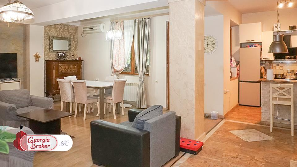 იყიდება ახალი გარემონტებული 4 ოთახიანი ბინა მრგვალ ბაღთან,  ვაკეში.