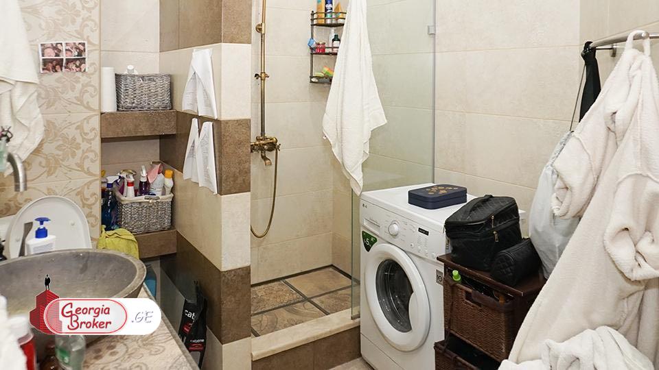 იყიდება ახალი გარემონტებული 4 ოთახიანი ბინა მრგვალ ბაღთან,  ვაკეში.