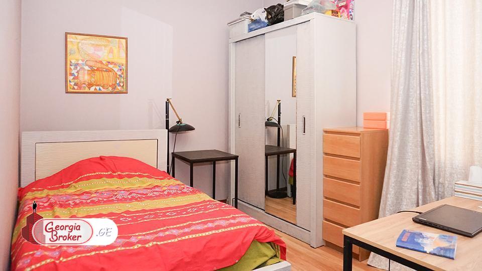 იყიდება ახალი გარემონტებული 4 ოთახიანი ბინა მრგვალ ბაღთან,  ვაკეში.