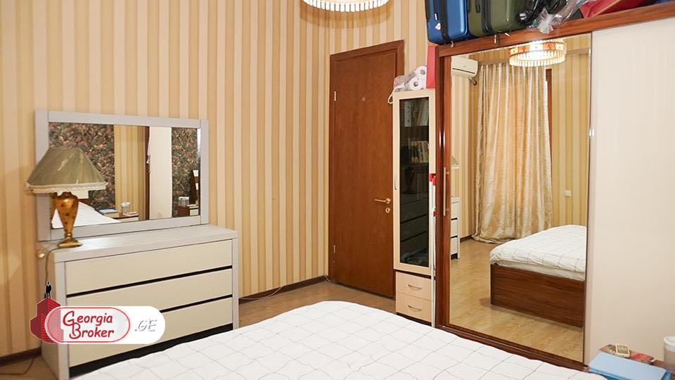 იყიდება ახალი გარემონტებული 4 ოთახიანი ბინა მრგვალ ბაღთან,  ვაკეში.