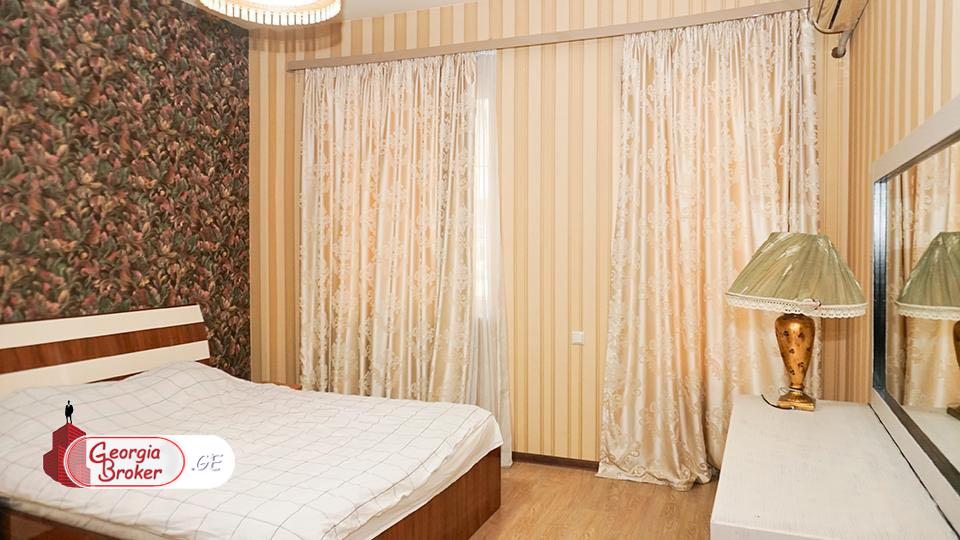 იყიდება ახალი გარემონტებული 4 ოთახიანი ბინა მრგვალ ბაღთან,  ვაკეში.