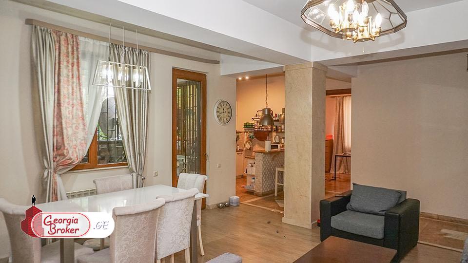 იყიდება ახალი გარემონტებული 4 ოთახიანი ბინა მრგვალ ბაღთან,  ვაკეში.