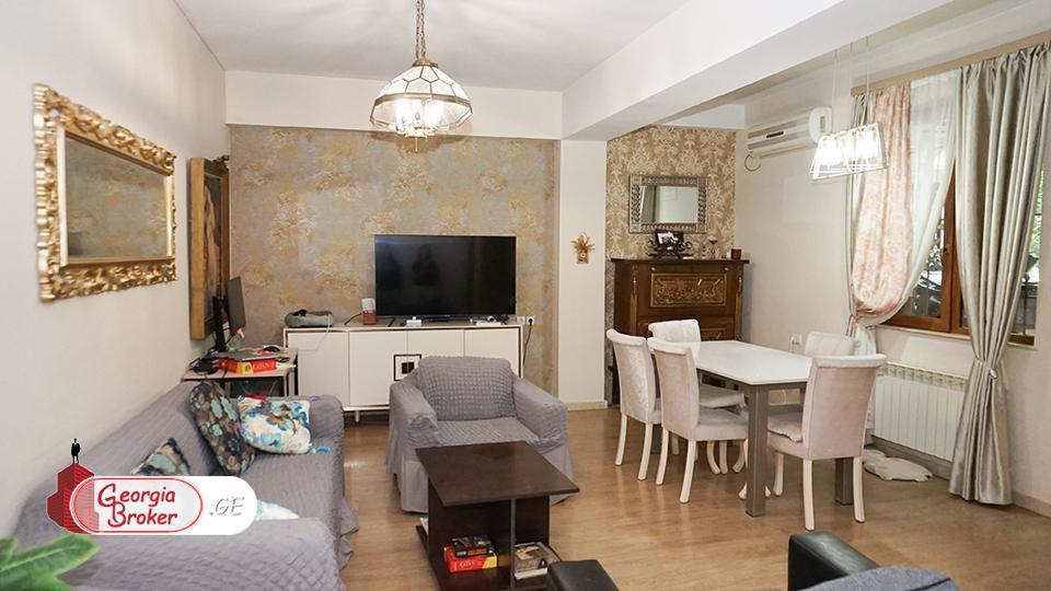 იყიდება ახალი გარემონტებული 4 ოთახიანი ბინა მრგვალ ბაღთან,  ვაკეში.