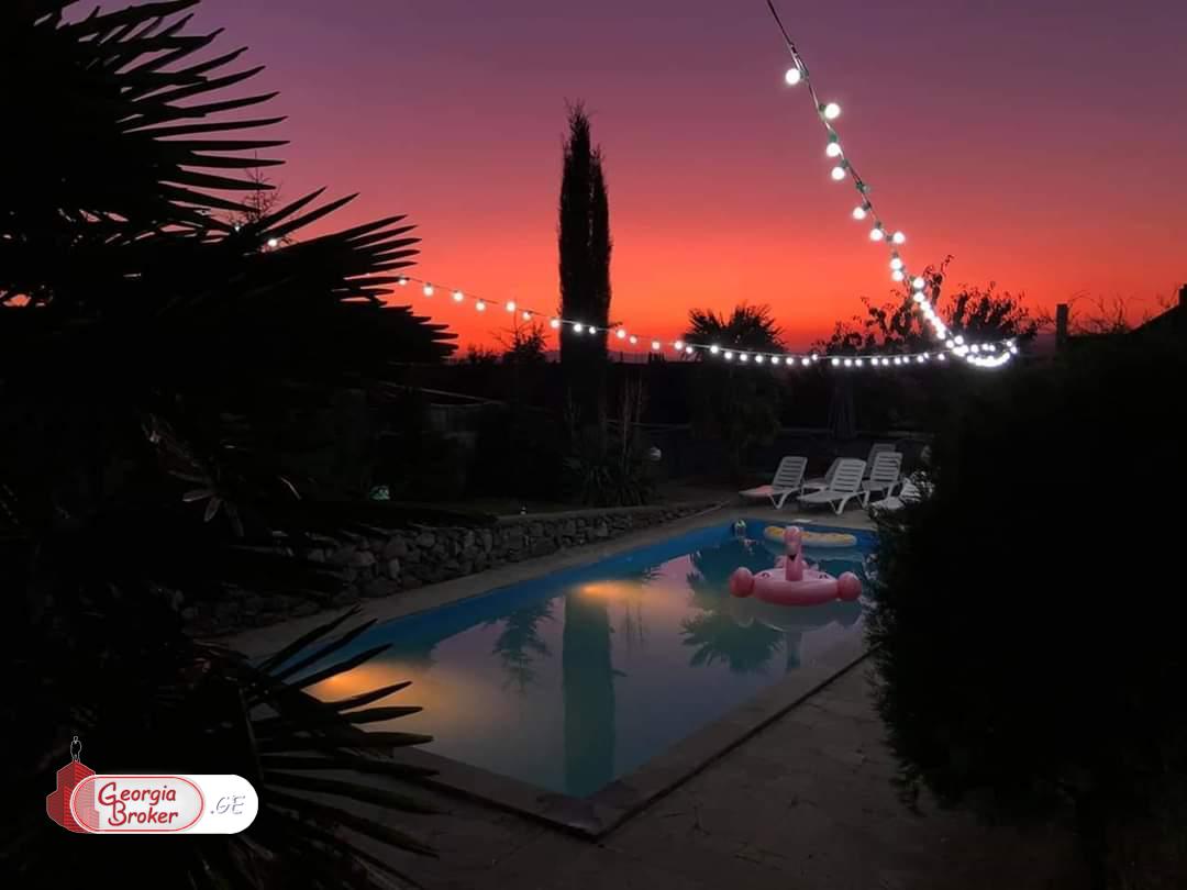 ქირავდება ახალი გარემონტებული 10 ოთახიანი  აგარაკი საგურამოში