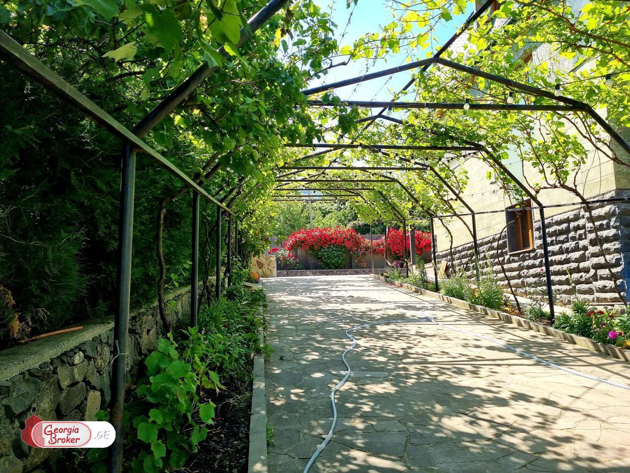 ქირავდება ახალი გარემონტებული 10 ოთახიანი  აგარაკი საგურამოში