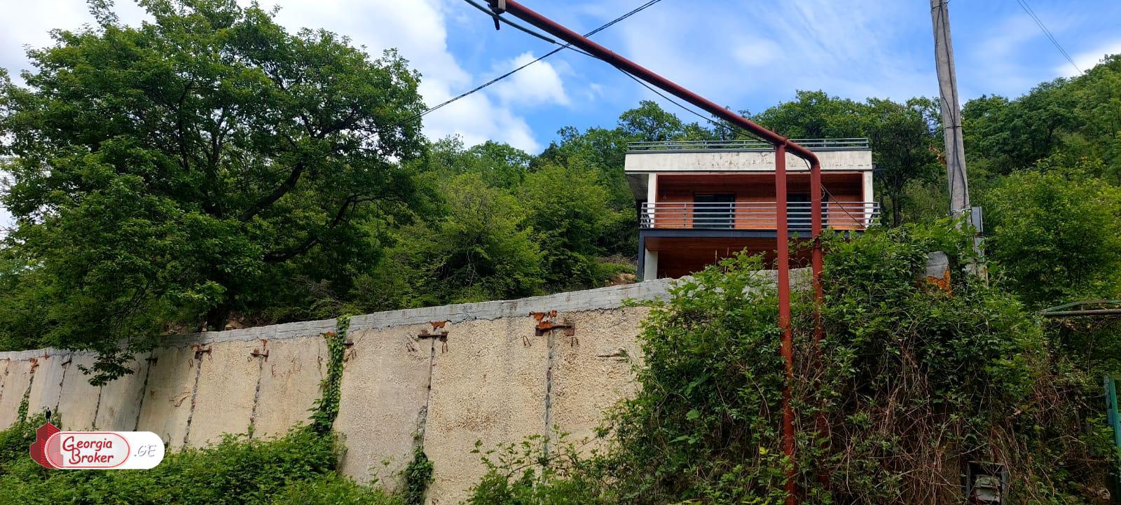 იყიდება ახალი აშენებული 8 ოთახიანი აგარაკი არმაზის ხეობაში