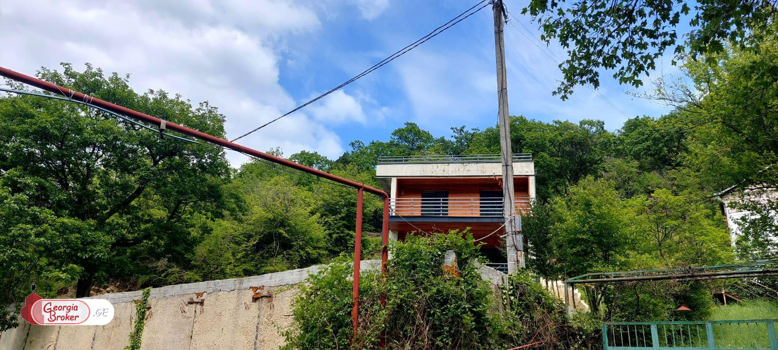 იყიდება ახალი აშენებული 8 ოთახიანი აგარაკი არმაზის ხეობაში