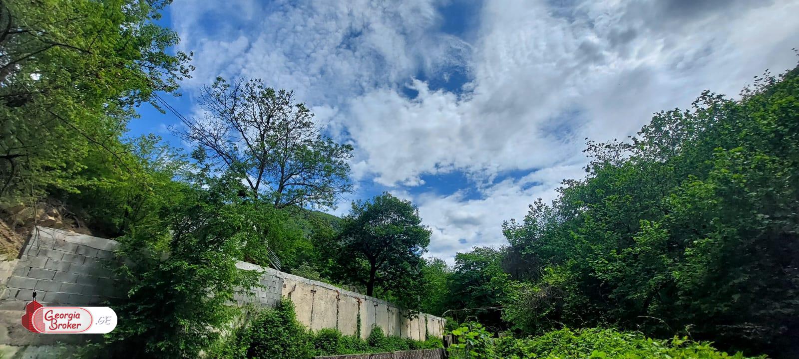 იყიდება ახალი აშენებული 8 ოთახიანი აგარაკი არმაზის ხეობაში