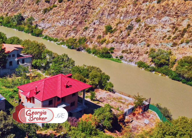 იყიდება ახალი აშენებული 9 ოთახიანი სახლი მცხეთაში