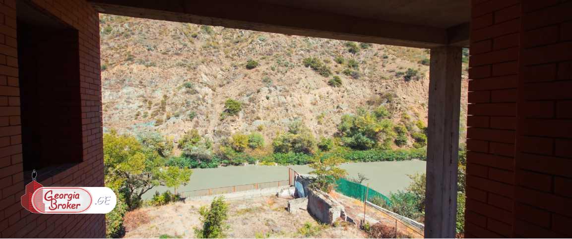 იყიდება ახალი აშენებული 9 ოთახიანი სახლი მცხეთაში