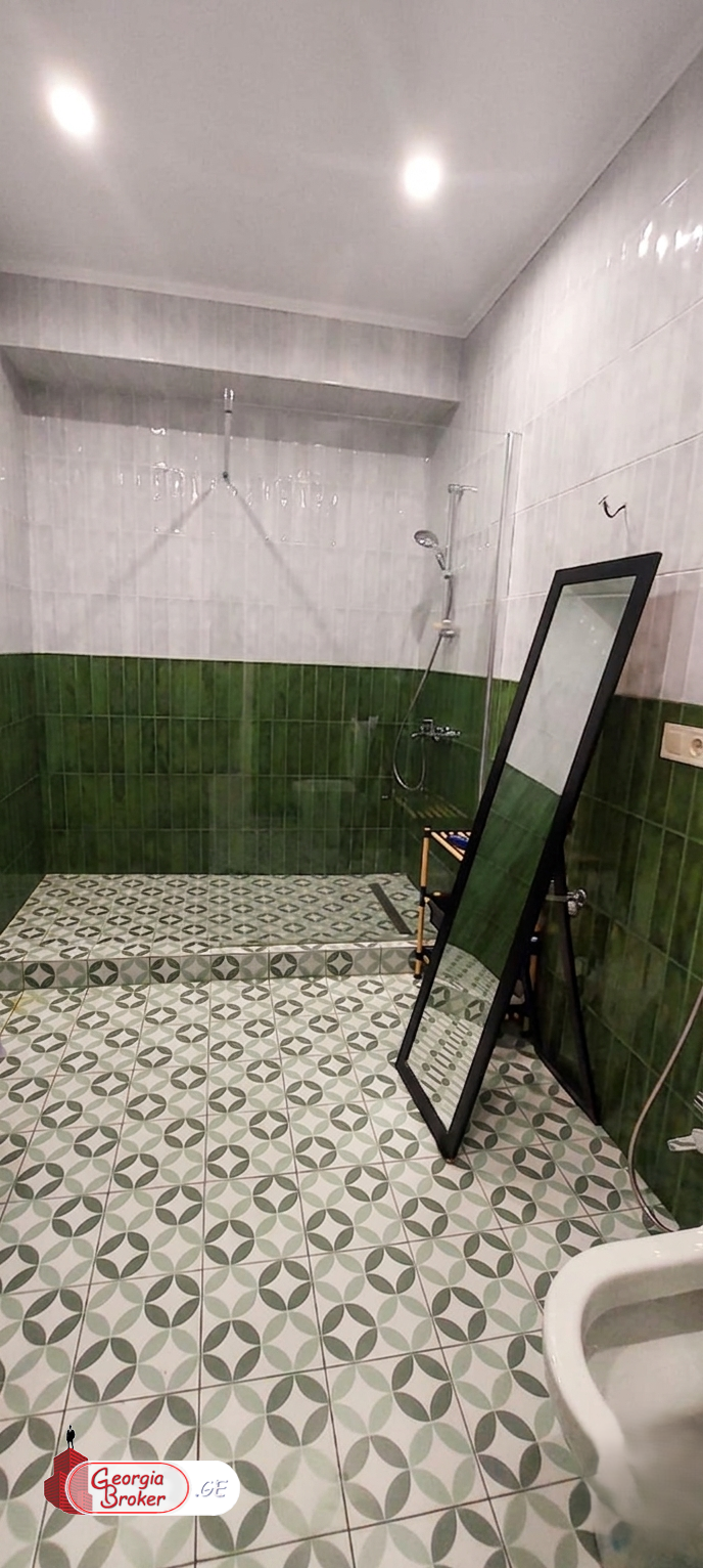 იყიდება ახალი გარემონტებული 6 ოთახიანი  აგარაკი საგურამოში