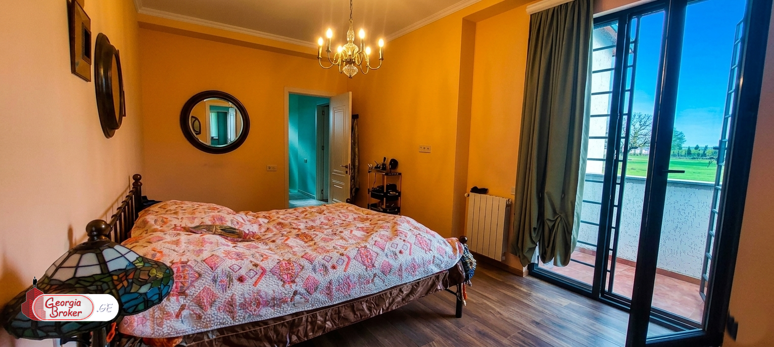 იყიდება ახალი გარემონტებული 6 ოთახიანი  აგარაკი საგურამოში