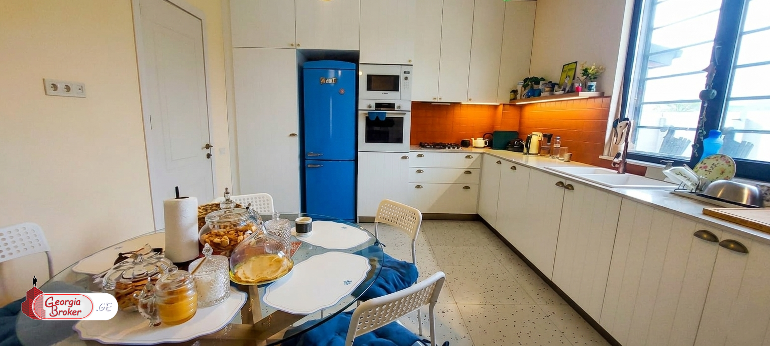 იყიდება ახალი გარემონტებული 6 ოთახიანი  აგარაკი საგურამოში