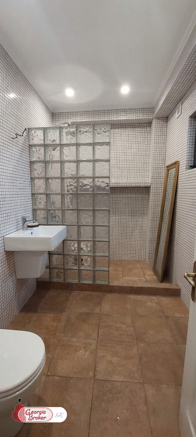 იყიდება ახალი გარემონტებული 6 ოთახიანი  აგარაკი საგურამოში