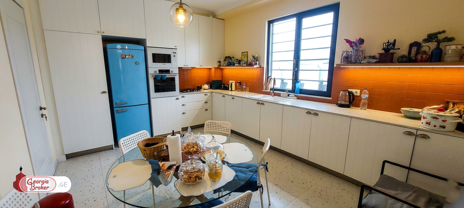 იყიდება ახალი გარემონტებული 6 ოთახიანი  აგარაკი საგურამოში