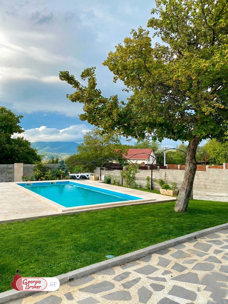 იყიდება ახალი გარემონტებული 9 ოთახიანი აგარაკი საგურამოში