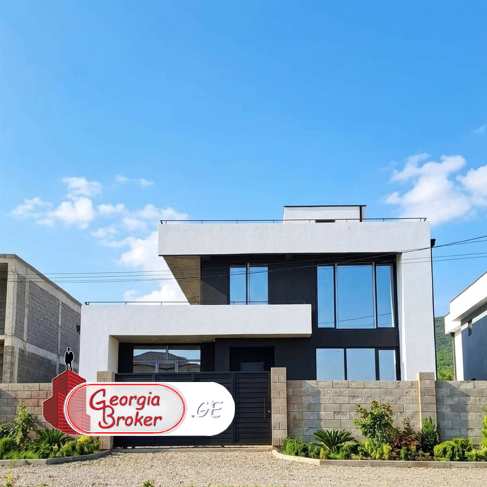 იყიდება ახალი აშენებული 6 ოთახიანი სახლი საგურამოში