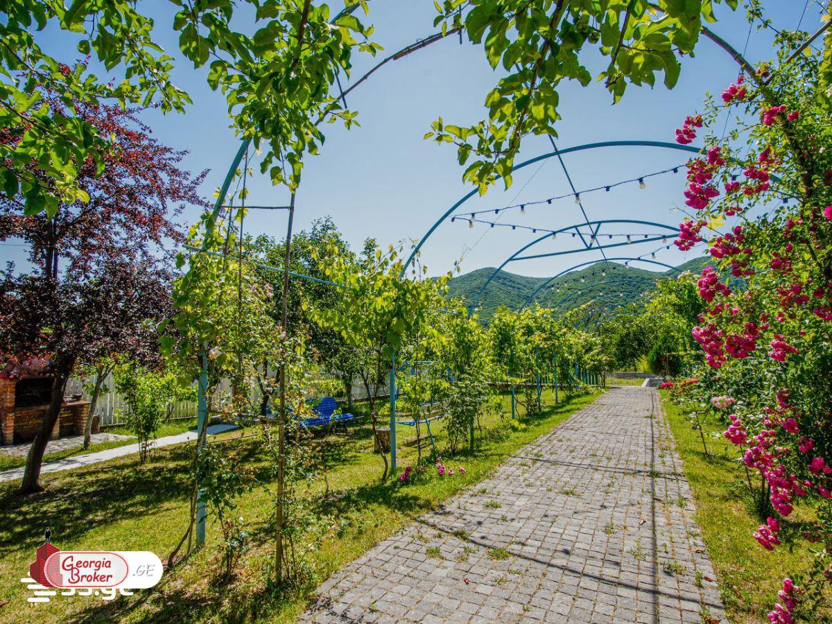 იყიდება ახალი გარემონტებული 8 ოთახიანი სახლი ბულაჩაურში