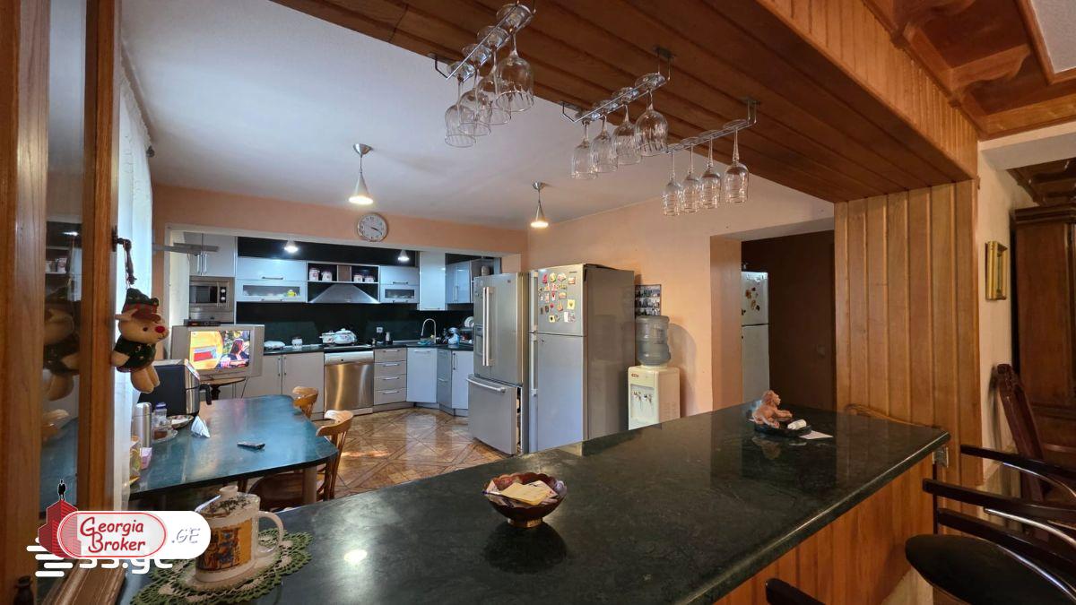 იყიდება ახალი გარემონტებული 9 ოთახიანი სახლი სოფელ დიღომში