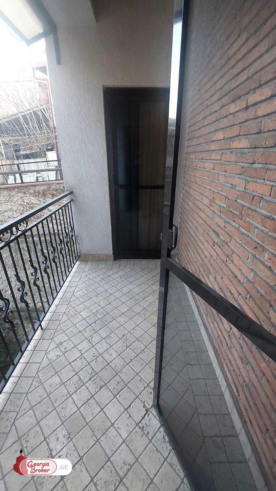 продается квартира с новым ремонтом 5-комнат