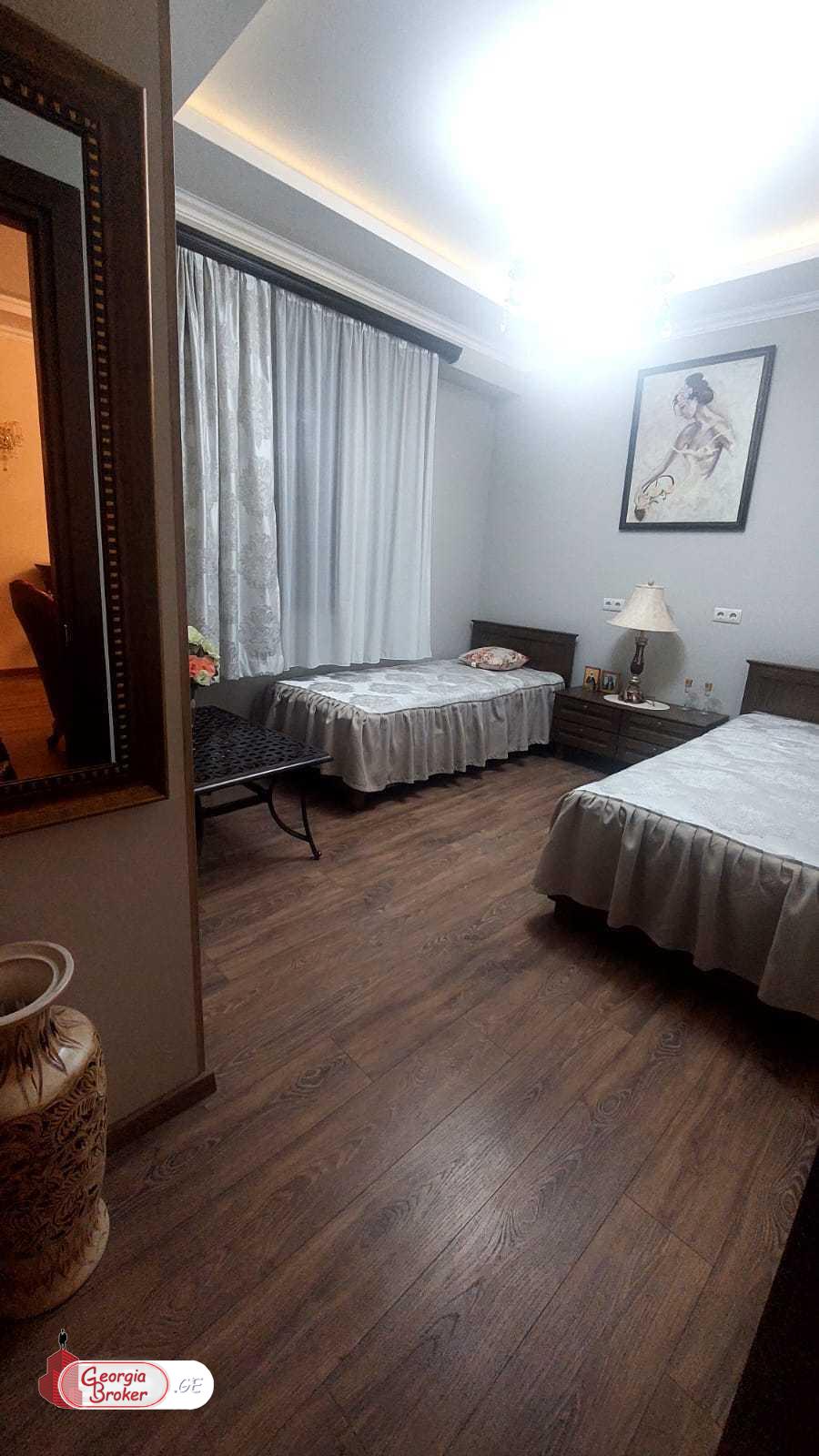 продается квартира с новым ремонтом 5-комнат