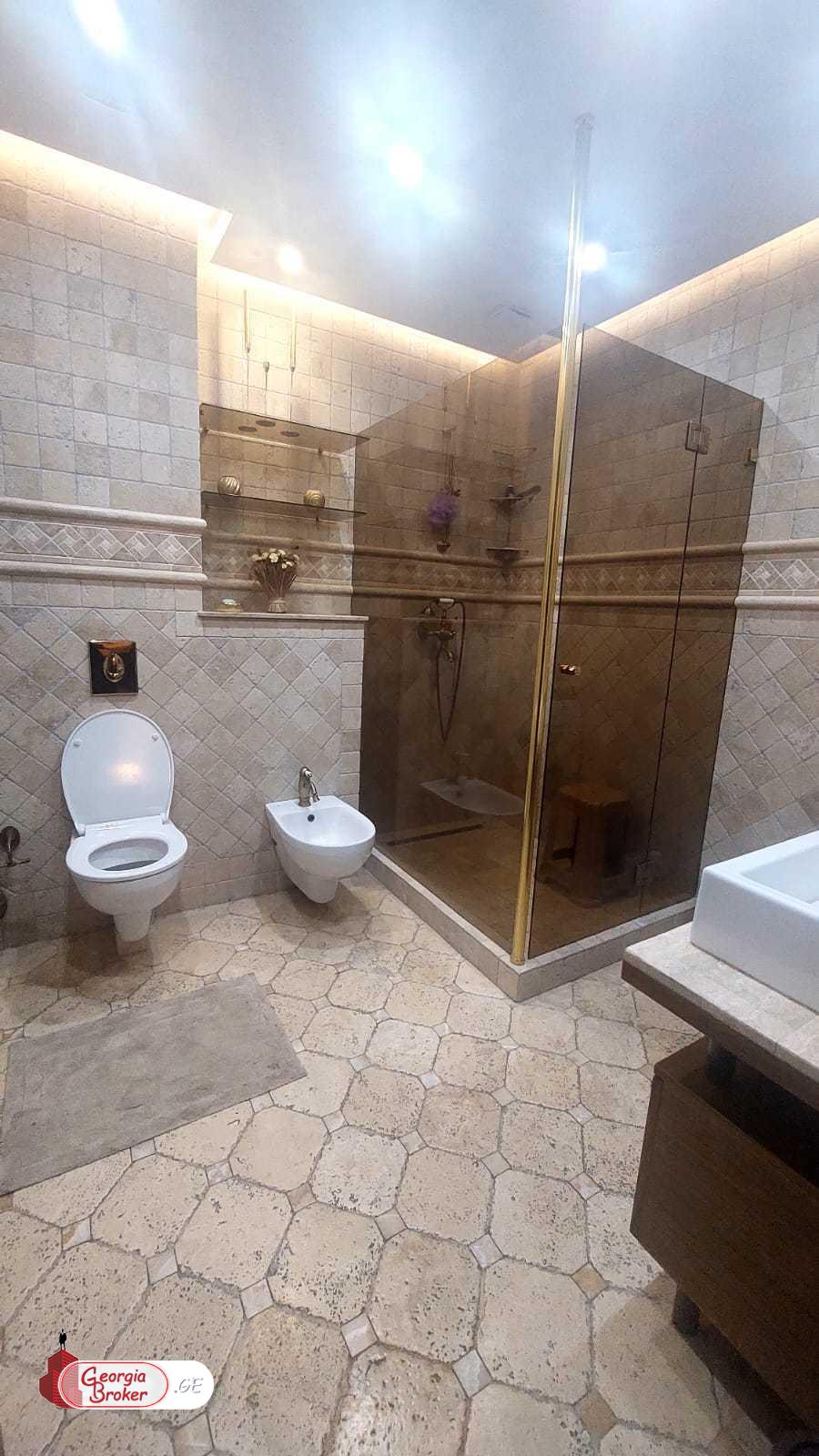 продается квартира с новым ремонтом 5-комнат