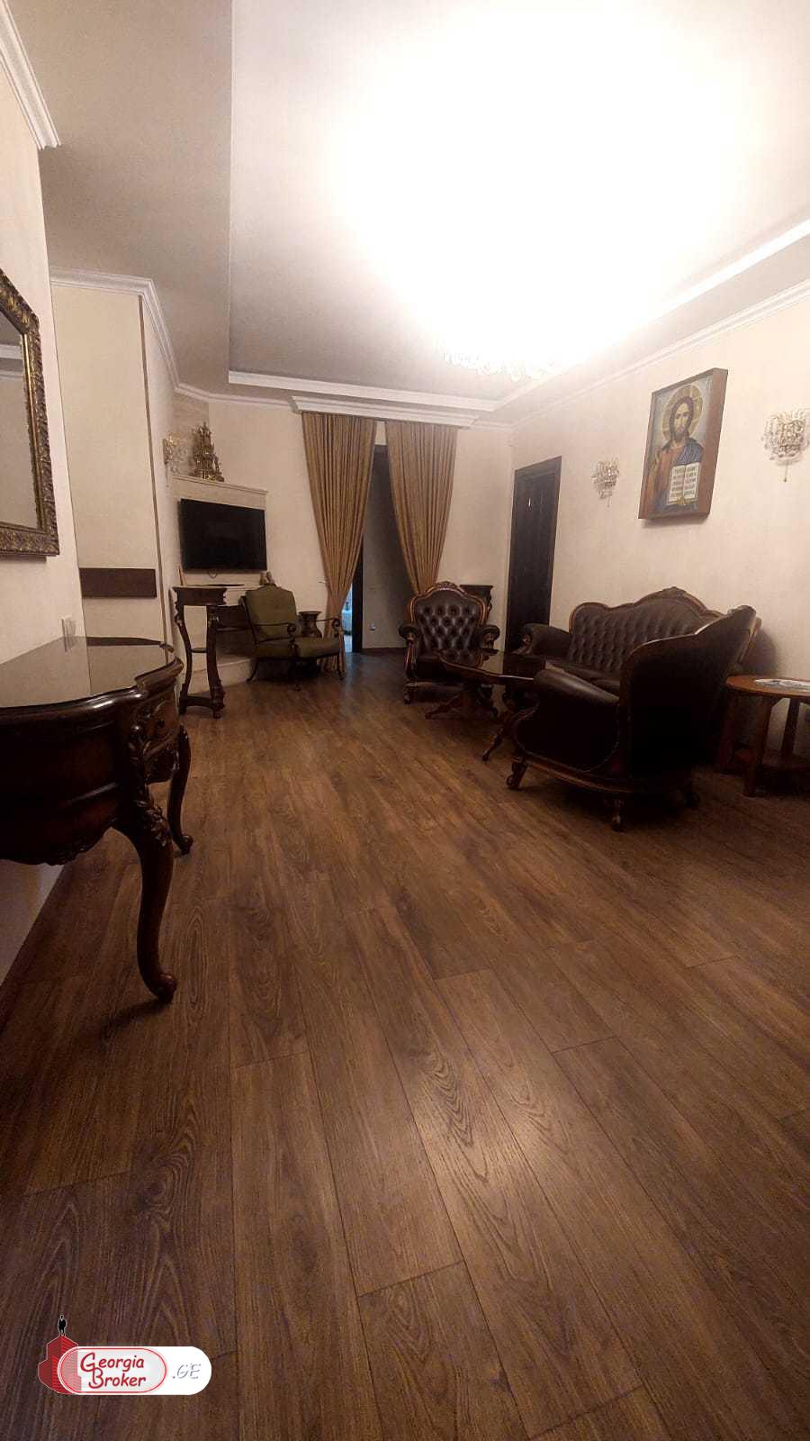 продается квартира с новым ремонтом 5-комнат