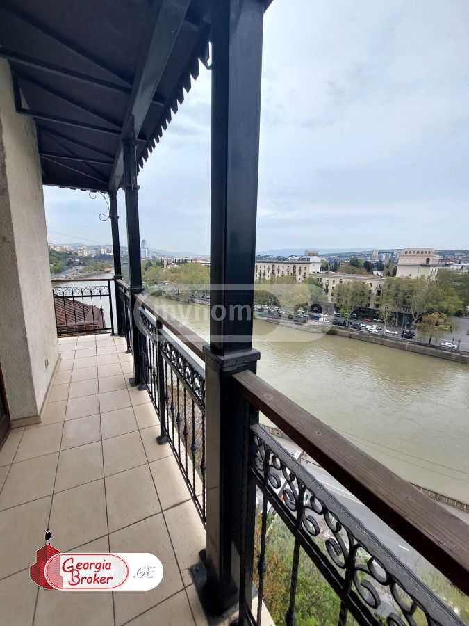 იყიდება ახალი გარემონტებული 4 ოთახიანი ბინა მთაწმინდაზე