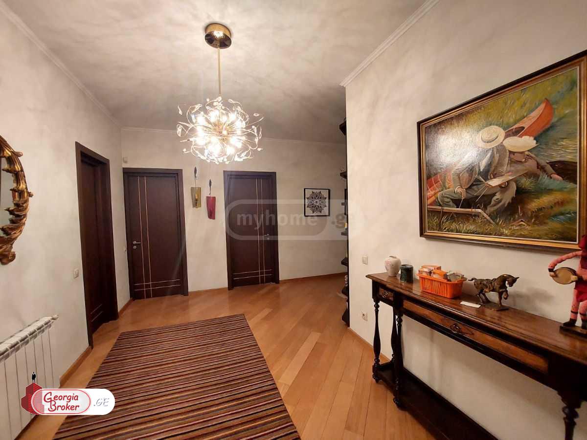 იყიდება ახალი გარემონტებული 4 ოთახიანი ბინა მთაწმინდაზე