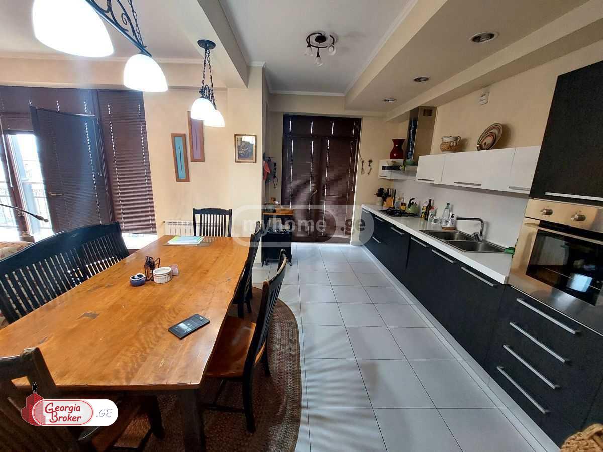 იყიდება ახალი გარემონტებული 4 ოთახიანი ბინა მთაწმინდაზე