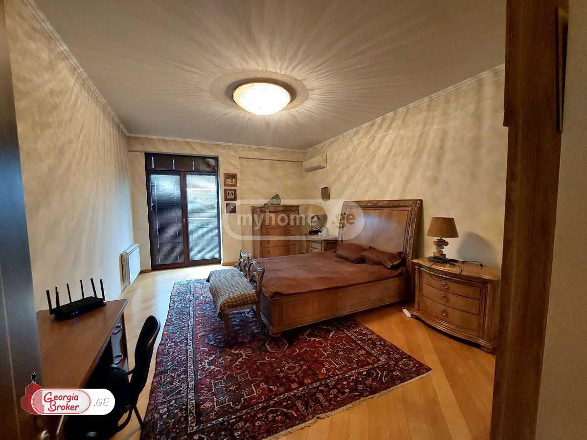 იყიდება ახალი გარემონტებული 4 ოთახიანი ბინა მთაწმინდაზე