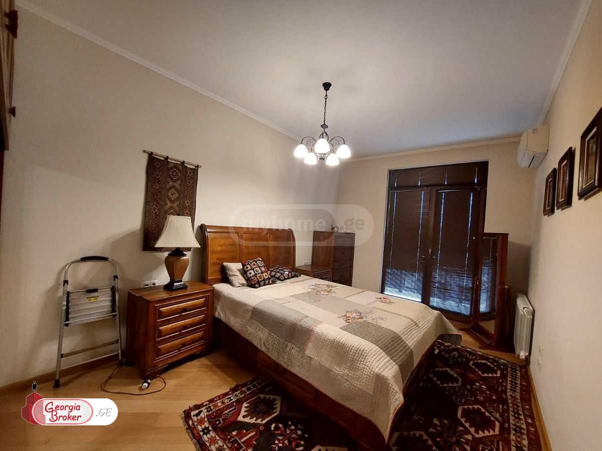 იყიდება ახალი გარემონტებული 4 ოთახიანი ბინა მთაწმინდაზე